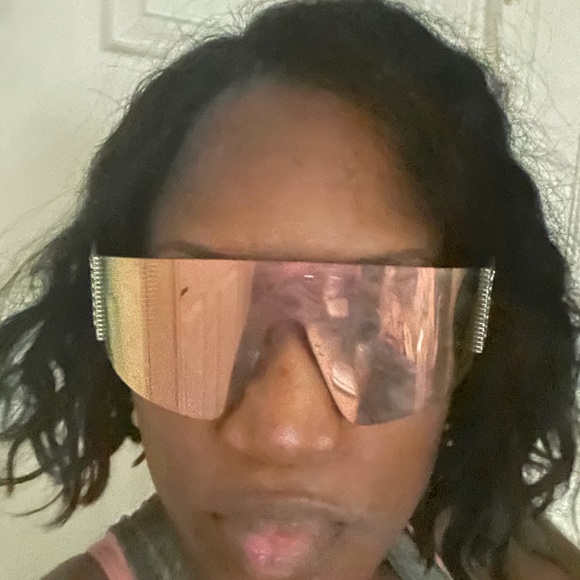 Fendi Sunglasses - Picture 10 of 10